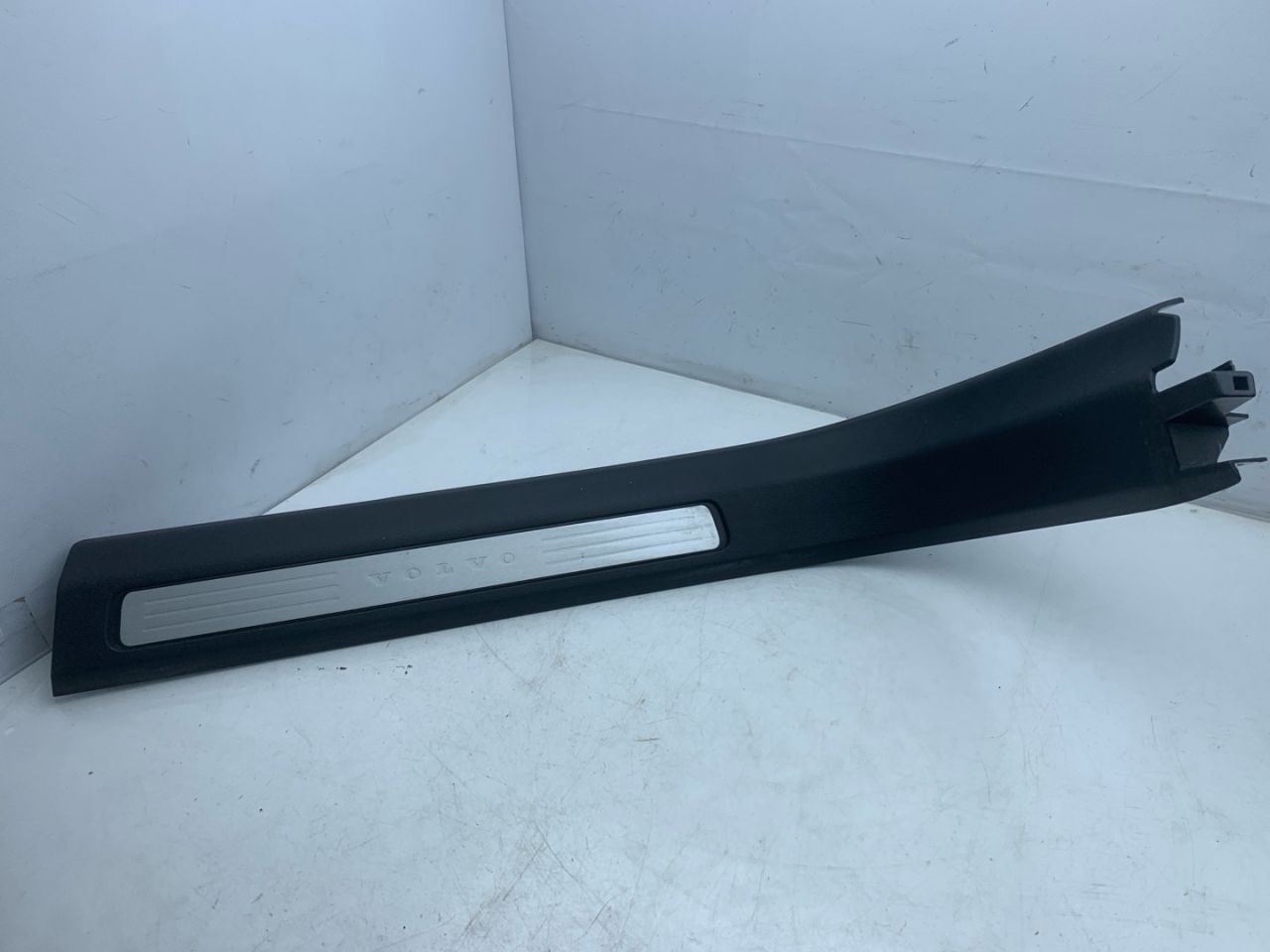 накладка на порог внутренняя Volvo XC60 2 поколение 2023, 2.0 л., бензин, АКПП, белый, внедорожник 5 дв., передний привод, 31448015 - фото №1