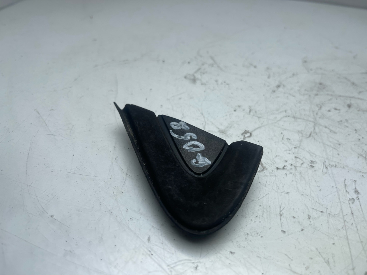 Накладка крыла (уголок зеркала) переднего левого Chevrolet Equinox 3 поколение 2019, 1.5 л., бензин, АКПП, белый, внедорожник 5 дв., передний привод, 84107397 - фото №1