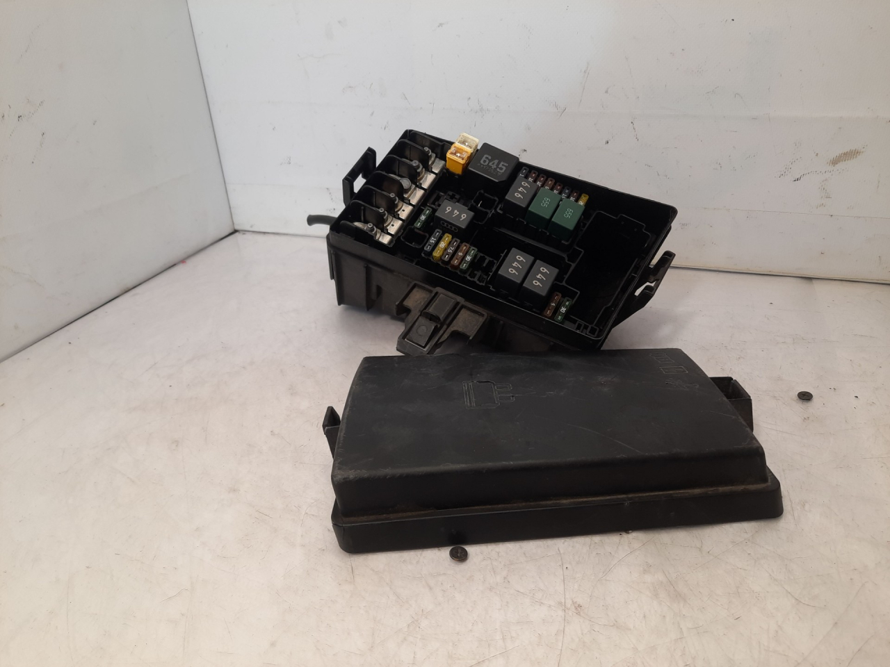 блок предохранителей Volkswagen Atlas 2018, 2.0 л., бензин, АКПП, черный, внедорожник 5 дв., передний привод - фото №1