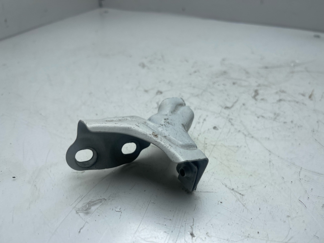 КРОНШТЕЙН КРЕПЛЕНИЯ КРЫЛА ПЕРЕДНЕГО ЛЕВОГО Chevrolet Equinox 3 поколение 2019, 1.5 л., бензин, АКПП, белый, внедорожник 5 дв., передний привод - фото №1