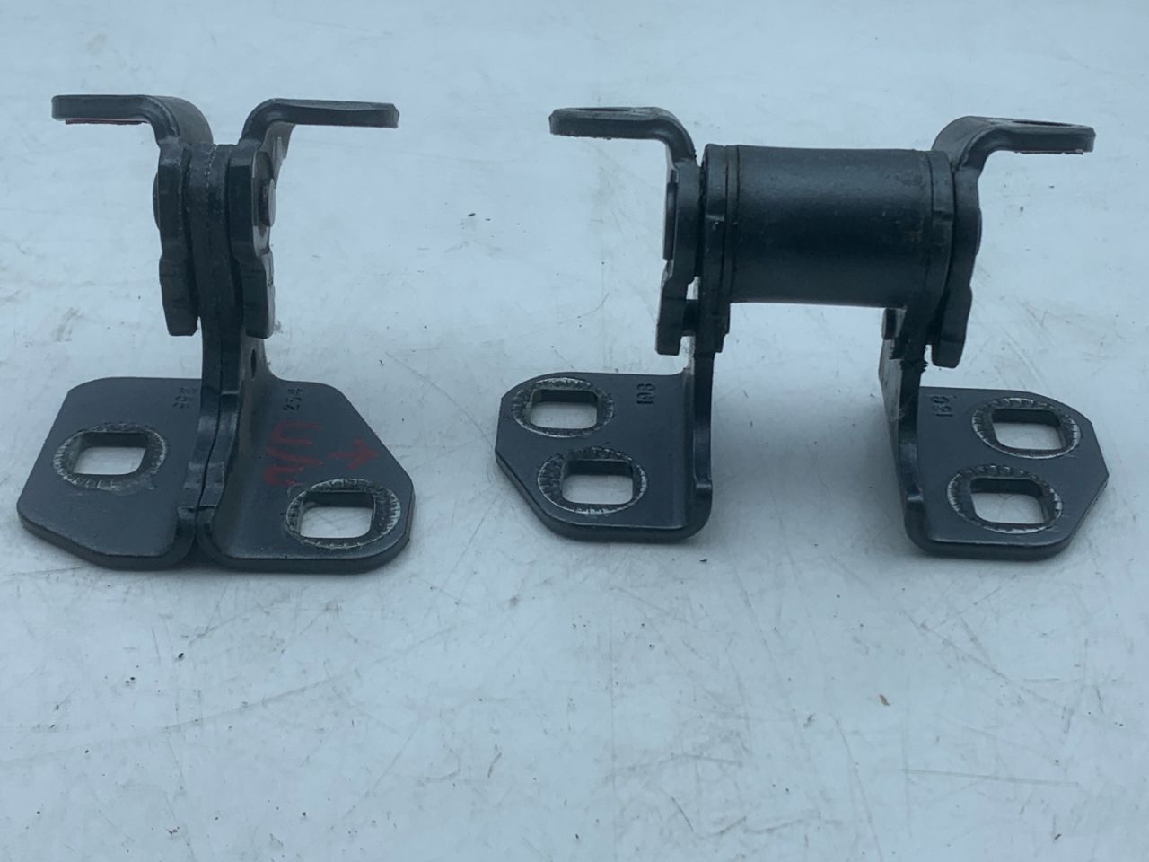 петля двери Tesla Model S 1 поколение (2012 - 2016), 0.1 л., электро, АКПП, серый, седан, задний привод - фото №1