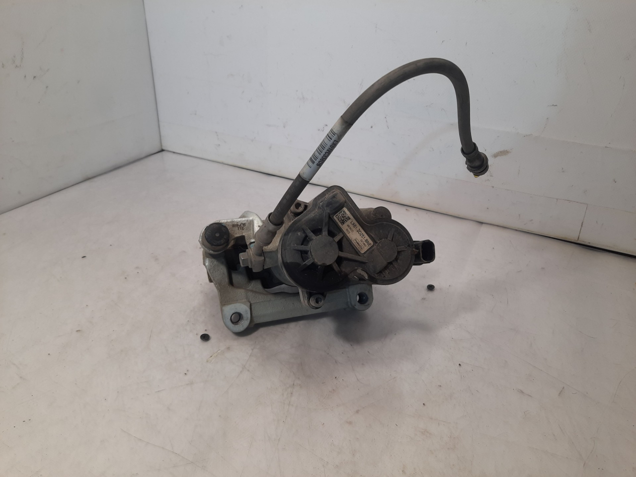 суппорт задний левый Ford Bronco Sport 1 поколение 2021, 1.5 л., бензин, АКПП, серебряный, внедорожник 5 дв., полный подключаемый привод, LX612D251BNE - фото №1