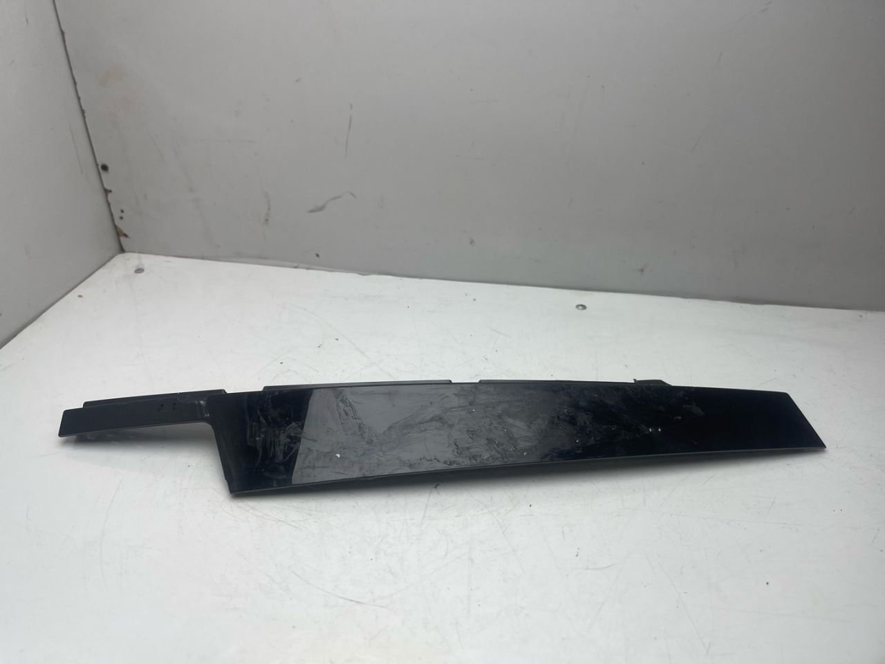 молдинг двери передней левой Volvo XC60 2 поколение 2023, 2.0 л., бензин, АКПП, белый, внедорожник 5 дв., передний привод - фото №1