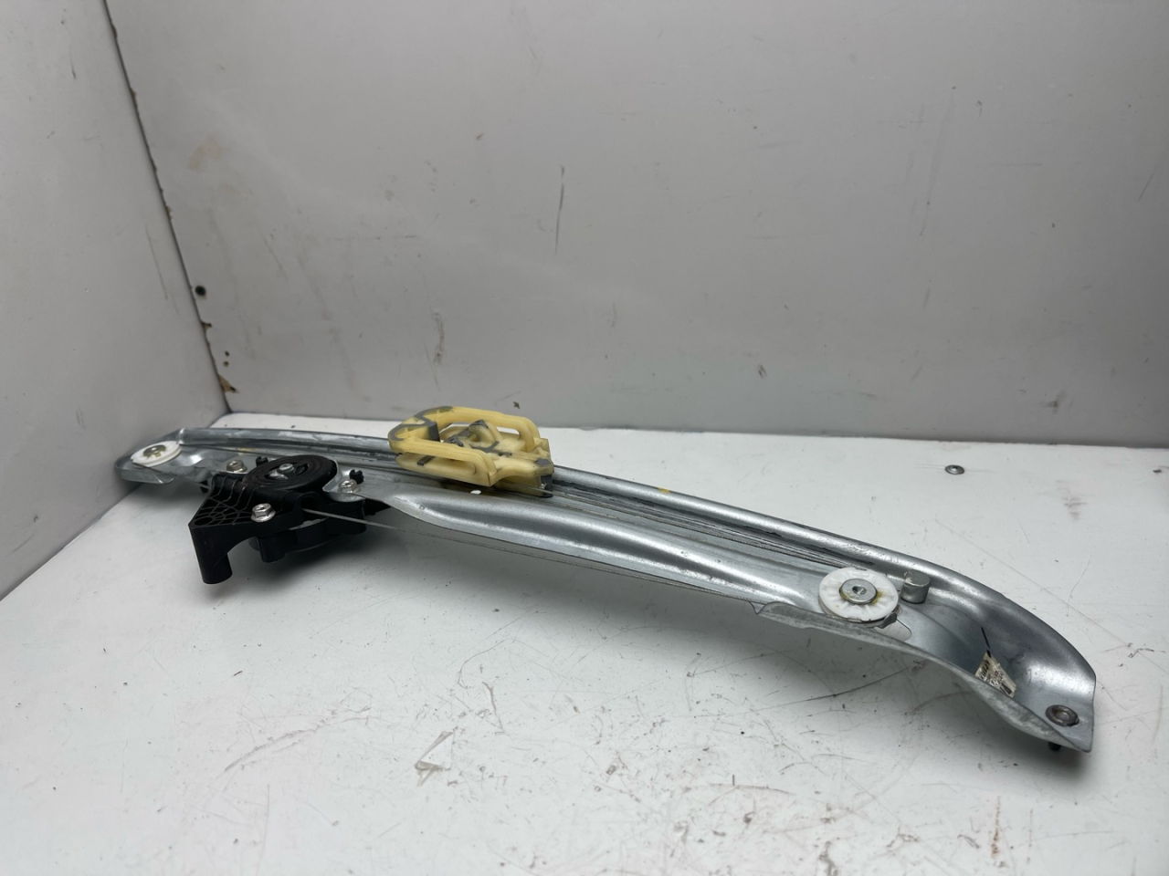 стеклоподъемник задний левый GMC Terrain 2 поколение 2018, 1.5 л., бензин, АКПП, черный, внедорожник 5 дв., полный привод, 84567509 - фото №1