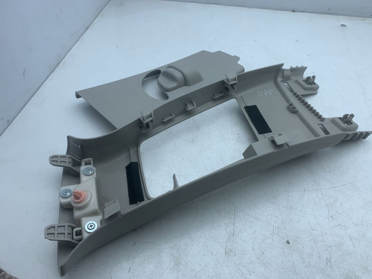 обшивка стойки центральной правой Acura TLX 3-е поколение 2021, 2.0 л., бензин, АКПП, серый, передний привод - фото №1