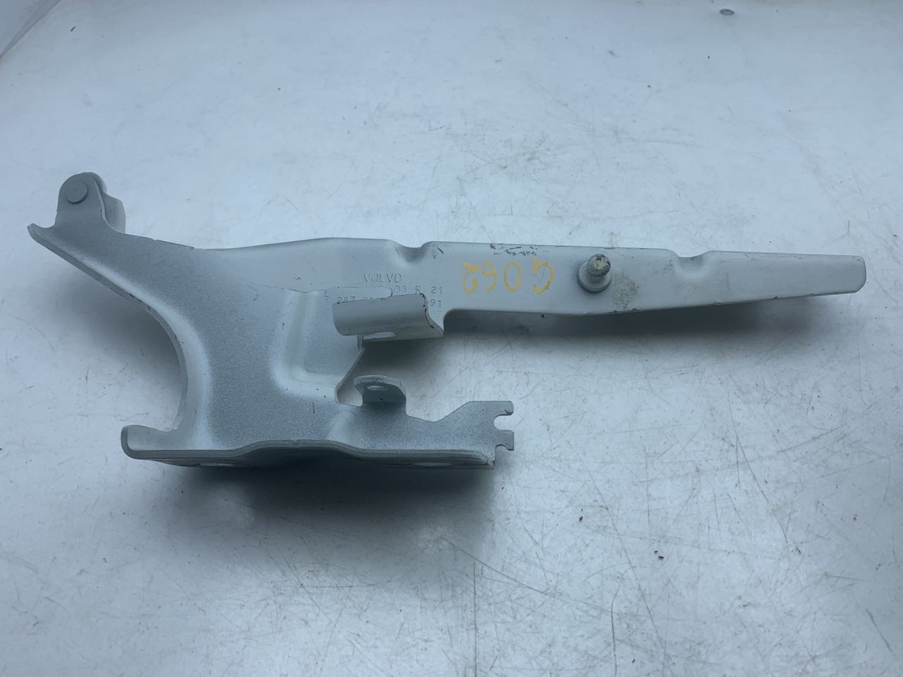 петля капота Volvo XC60 2 поколение 2023, 2.0 л., бензин, АКПП, белый, внедорожник 5 дв., передний привод - фото №1
