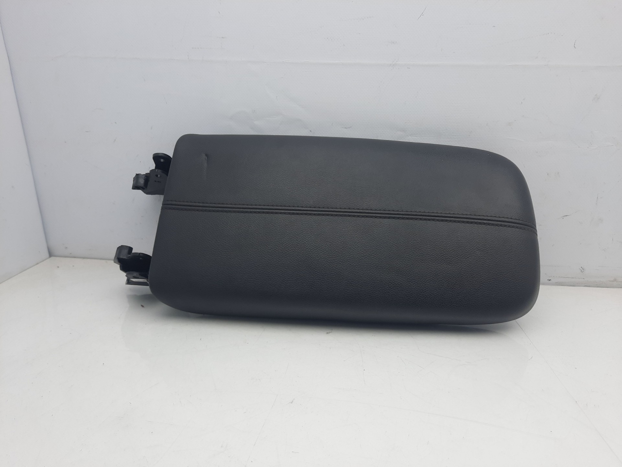 подлокотник Chevrolet Equinox 3 поколение 2019, 1.5 л., бензин, АКПП, белый, внедорожник 5 дв., передний привод - фото №1