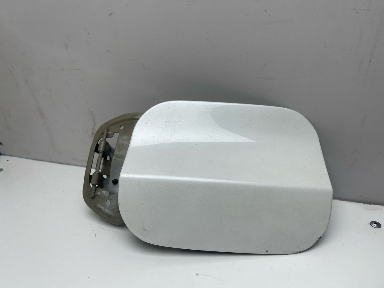 лючок топливного бака Acura RDX 3 поколение 2020, 2.0 л., бензин, АКПП, белый, внедорожник 5 дв., полный привод - фото №1