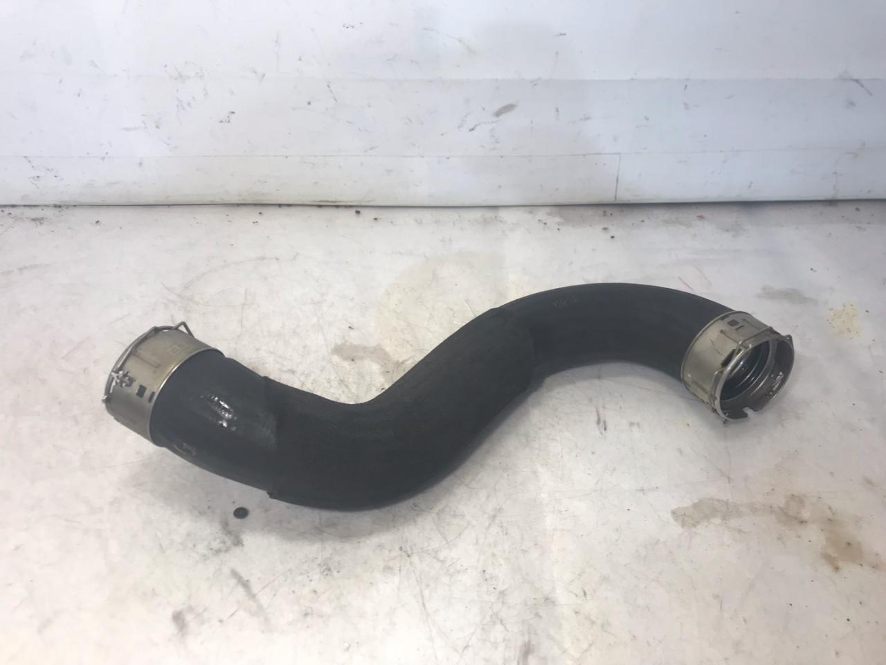 патрубок интеркулера Chevrolet TrailBlazer 3 поколение 2021, 1.3 л., бензин, АКПП, черный, хетчбэк 5 дв., передний привод - фото №1