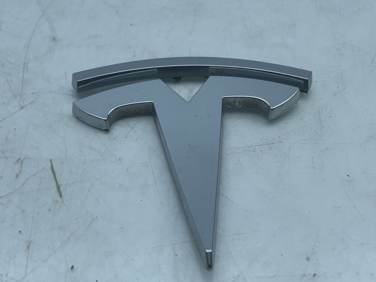 эмблема Tesla Model S 1 поколение (2012 - 2016), 0.1 л., электро, АКПП, серый, седан, задний привод - фото №1