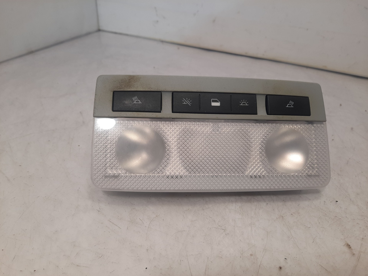 фонарь салона (плафон) Chevrolet Cruze 2 поколение 2017, 1.4 л., бензин, АКПП, серый, седан, 42598944 - фото №1