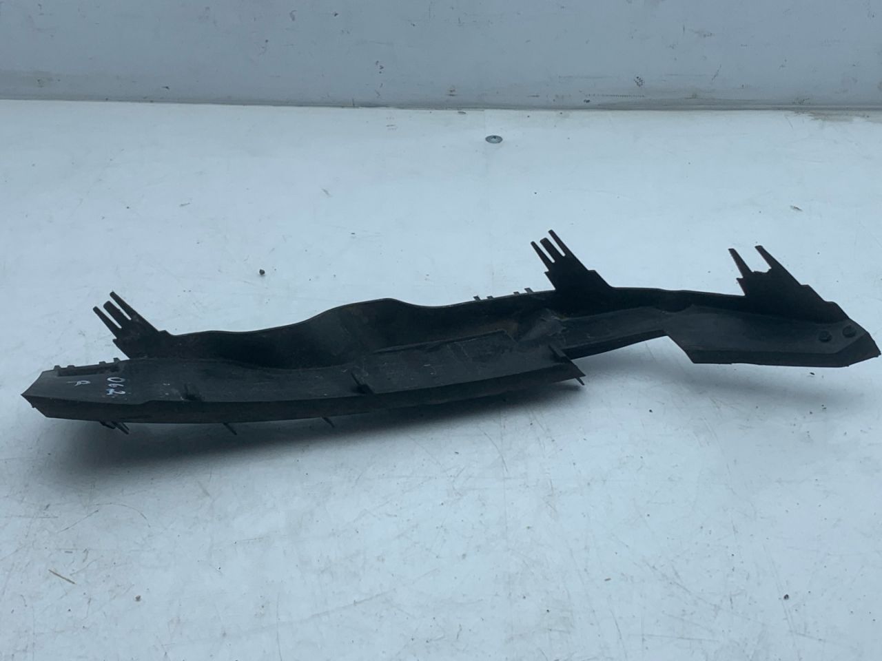 крепление фары правой Volvo XC60 2 поколение 2023, 2.0 л., бензин, АКПП, белый, внедорожник 5 дв., передний привод, 10600021520 - фото №1