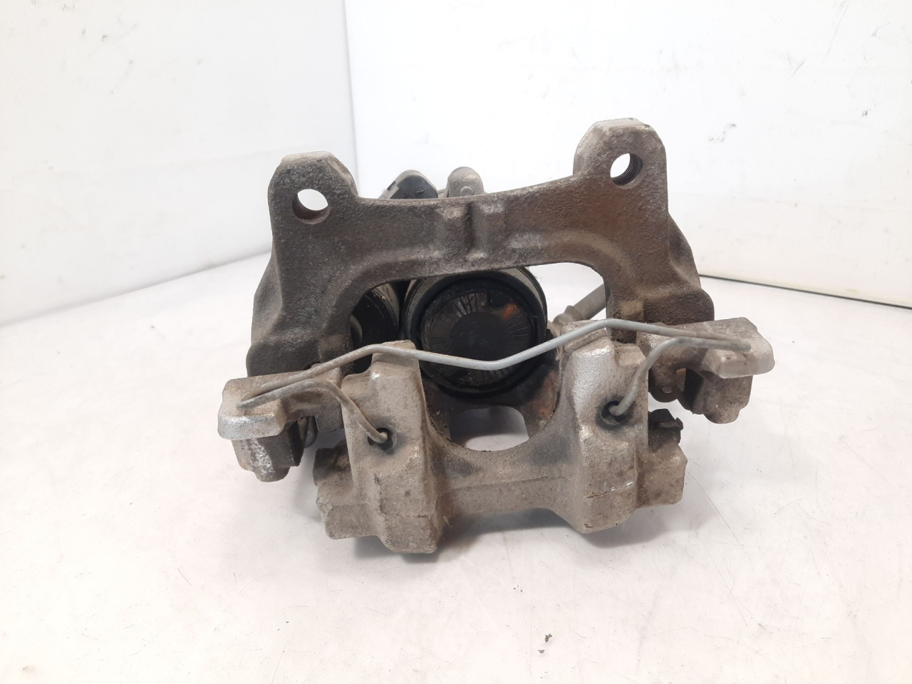 суппорт задний правый Acura RDX 3 поколение 2019, 2.0 л., бензин, АКПП, белый, внедорожник 5 дв., полный привод, 43210-TJB-A030-M1 - фото №1