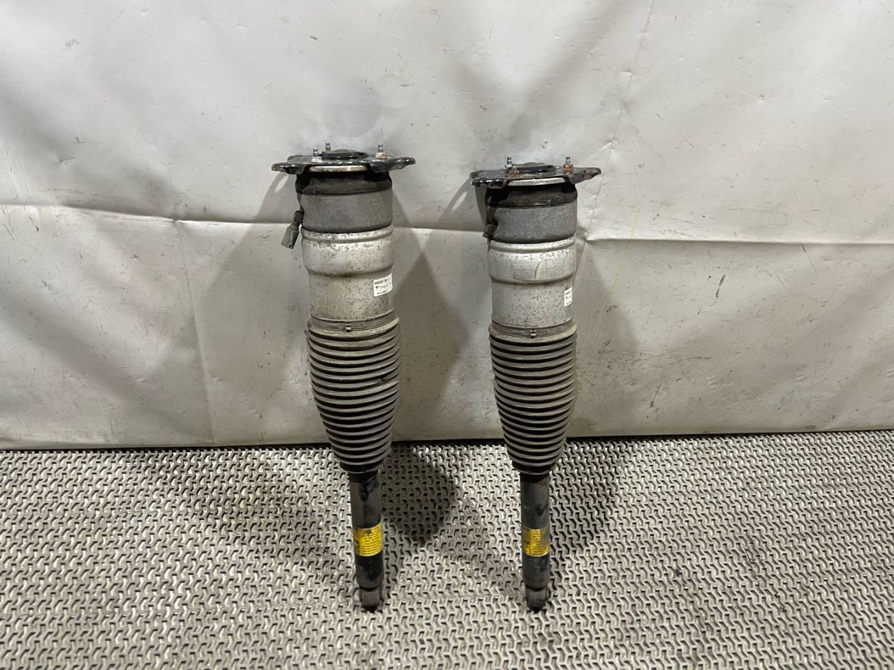 пневмостойка задняя Tesla Model S 1 поколение (2012 - 2016), 0.1 л., электро, АКПП, серый, седан, задний привод, 600635300C, 600635200C - фото №1