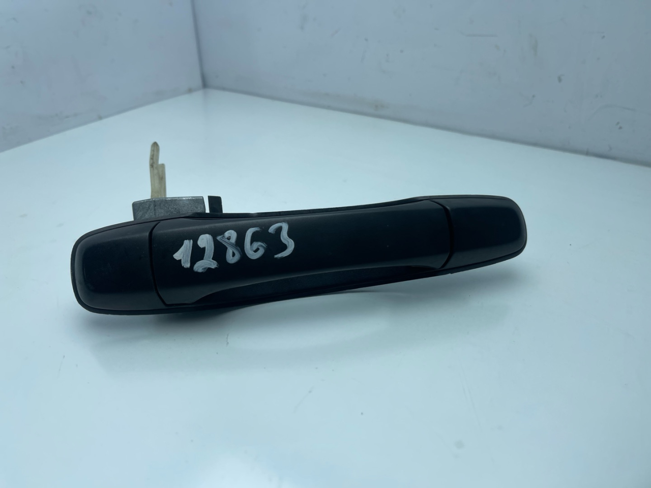 ручка наружная Subaru Forester 2 поколение (SG) 2004, 2.5 л., бензин, АКПП - фото №1