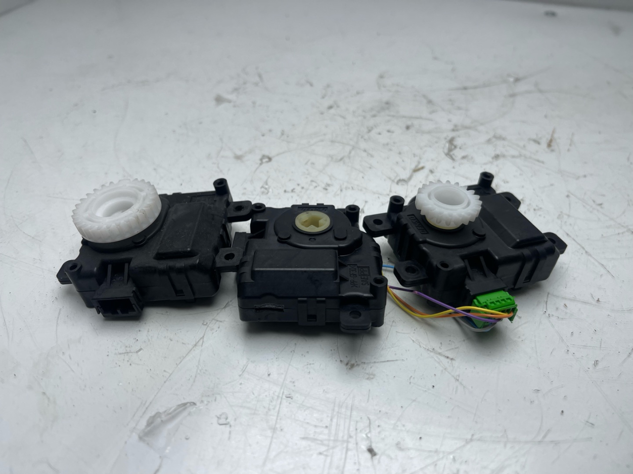 моторчик заслонки печки Subaru Outback 6 поколение 2020, 2.4 л., бензин, АКПП, серый, внедорожник 5 дв., полный привод, AA38004040 - фото №1