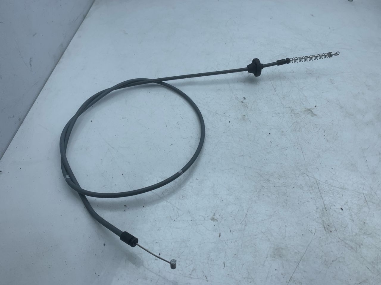 трос капота Volvo XC60 2 поколение 2023, 2.0 л., бензин, АКПП, белый, внедорожник 5 дв., передний привод - фото №1