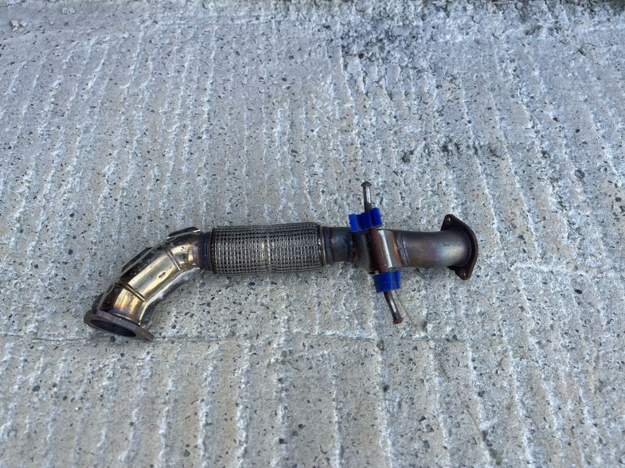 глушитель Volvo XC60 2 поколение 2023, 2.0 л., бензин, АКПП, белый, внедорожник 5 дв., передний привод, 31493354 - фото №1