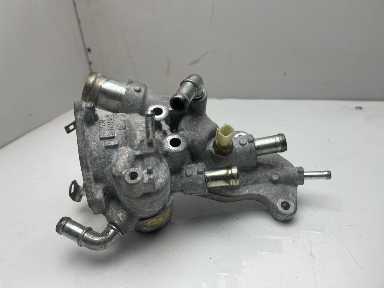 корпус термостата Acura RDX 3 поколение 2020, 2.0 л., бензин, АКПП, черный, внедорожник 5 дв., полный привод, 19321-6B2-A52 - фото №1