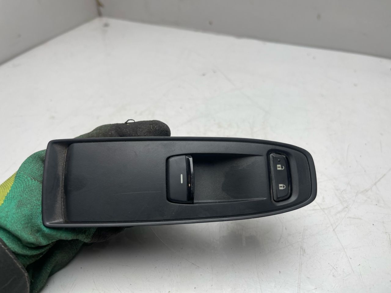 кнопка стеклоподъемника двери Subaru Forester 5 поколение (SK) 2020, 2.5 л., бензин, АКПП, серый, внедорожник 5 дв., полный привод, 83071SJ210 - фото №1