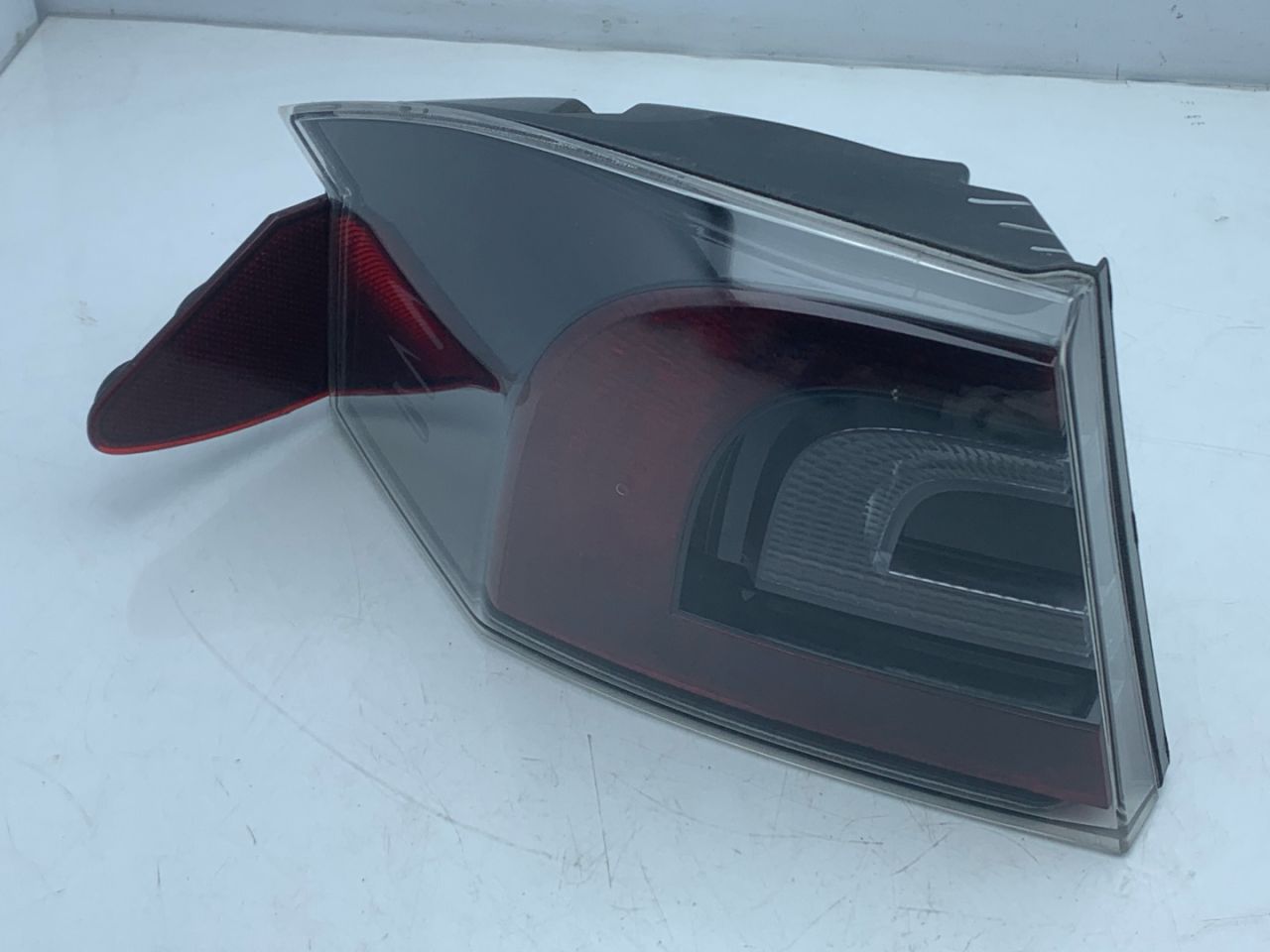 фонарь задний левый Tesla Model S 1 поколение (2012 - 2016), 0.1 л., электро, АКПП, серый, седан, задний привод - фото №1