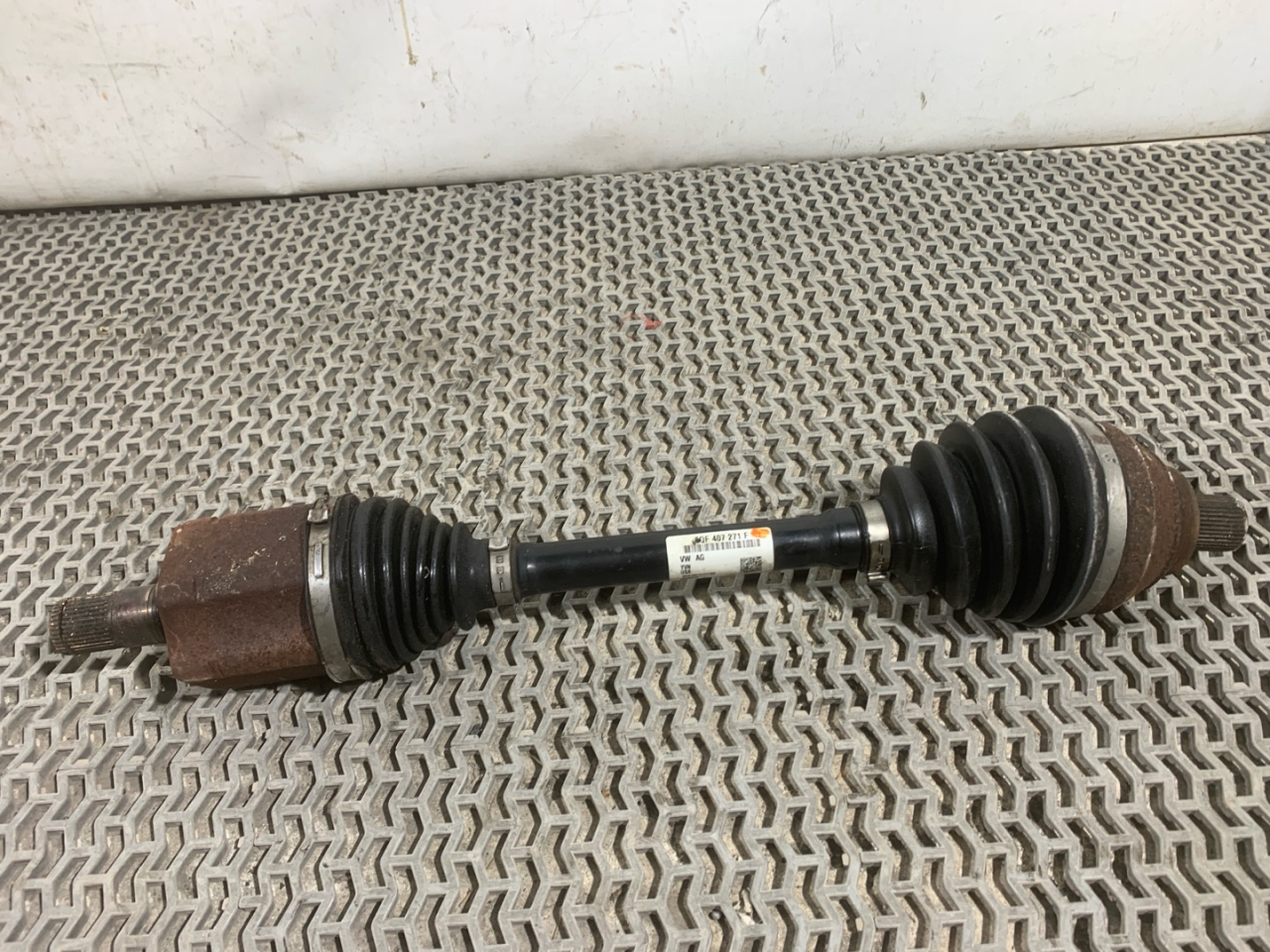 полуось передняя левая (приводной вал, ШРУС) Volkswagen Atlas 2018, 2.0 л., бензин, АКПП, черный, внедорожник 5 дв., передний привод, 5QF407271F, 3QF407271F - фото №1