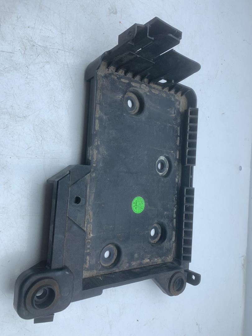 полка аккумулятора Chevrolet TrailBlazer 3 поколение 2021, 1.3 л., бензин, АКПП, черный, хетчбэк 5 дв., передний привод - фото №1