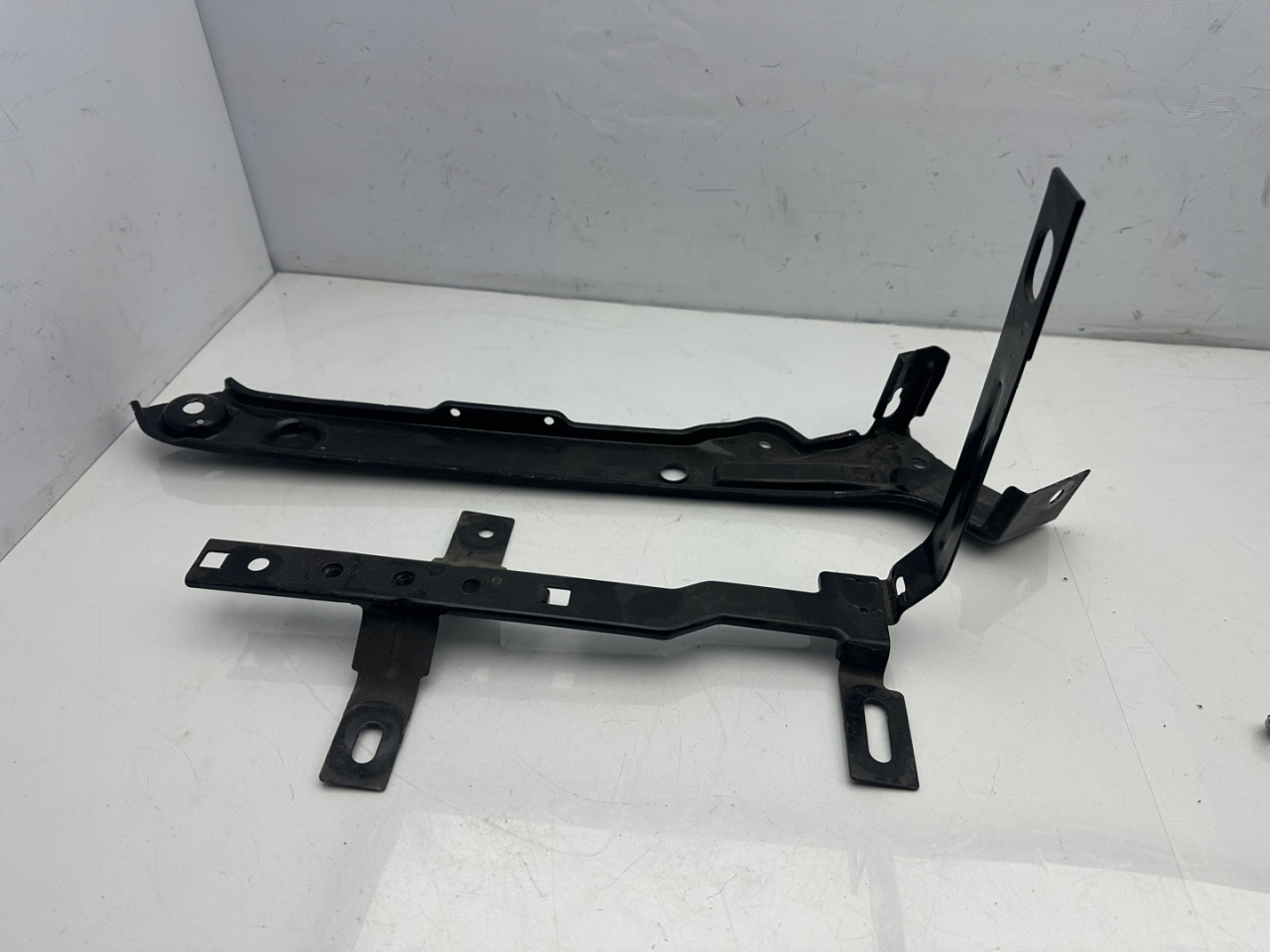 крепление аккумулятора Volkswagen Atlas 2018, 2.0 л., бензин, АКПП, черный, внедорожник 5 дв., передний привод - фото №1