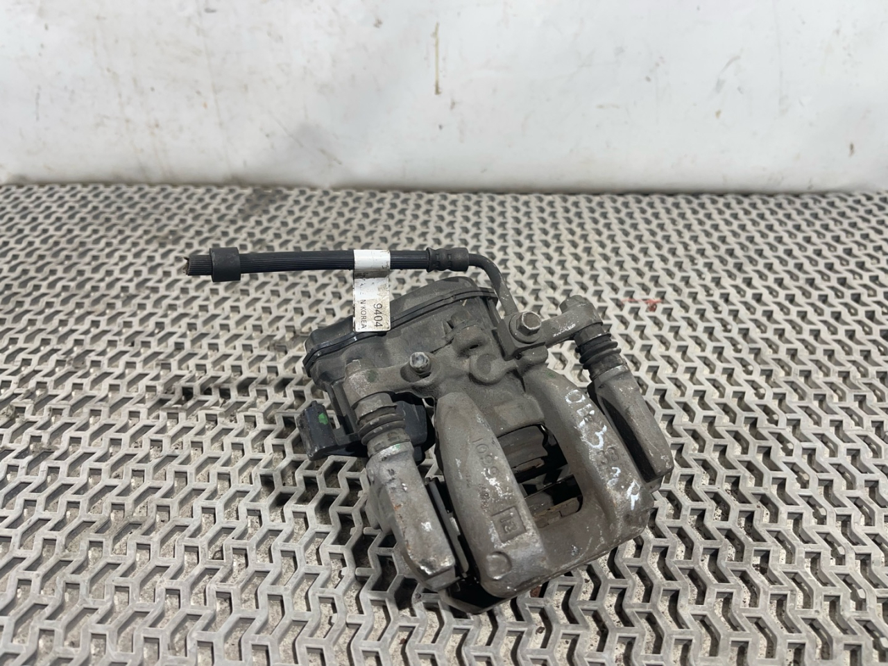 суппорт задний правый Chevrolet Equinox 3 поколение 2019, 2.0 л., бензин, АКПП, черный, внедорожник 5 дв., полный привод, 84323159 - фото №1