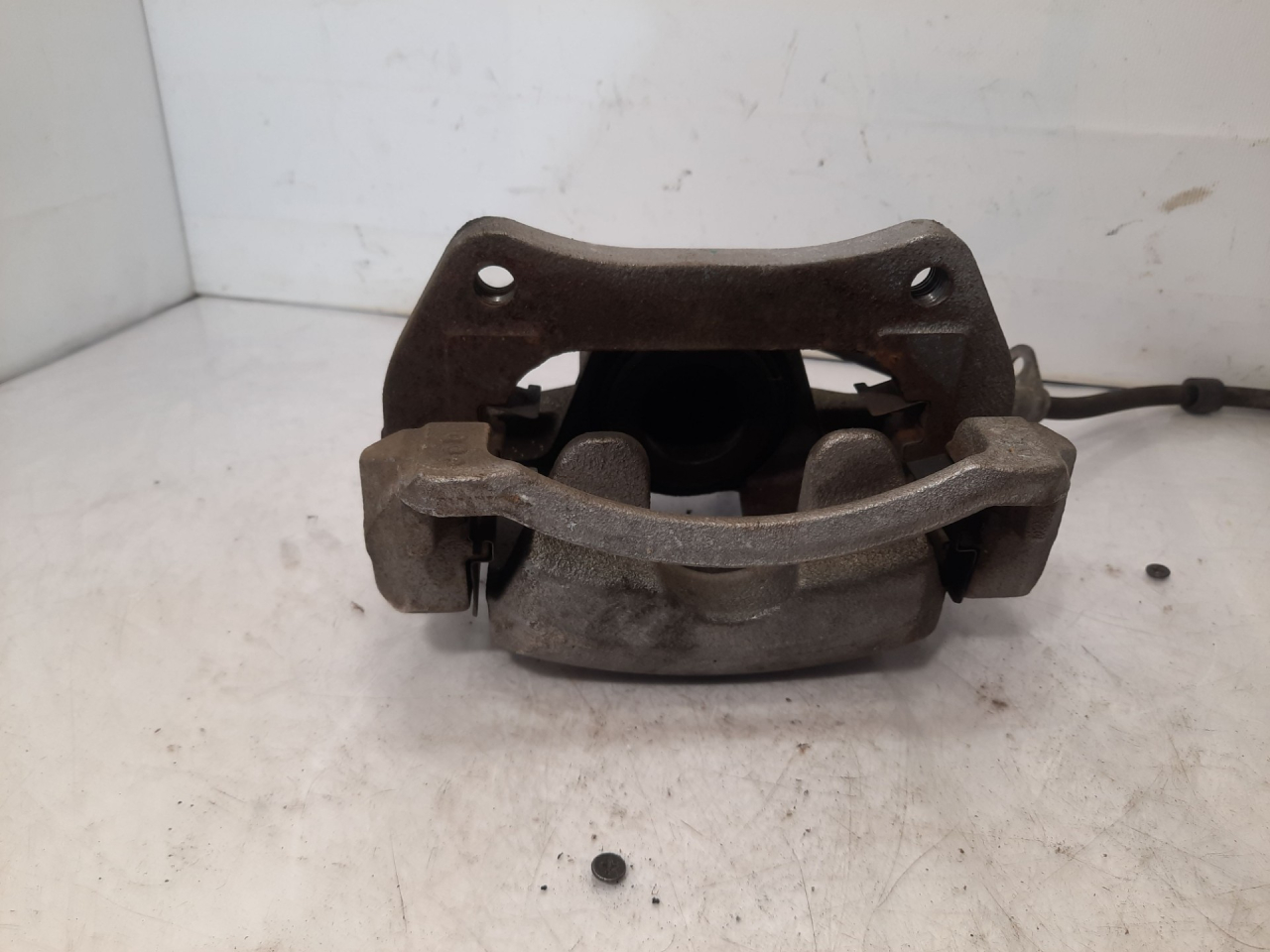 суппорт передний правый Chevrolet Equinox 3 поколение 2018, 1.5 л., бензин, АКПП, черный, внедорожник 5 дв., полный привод, 84121522 - фото №1