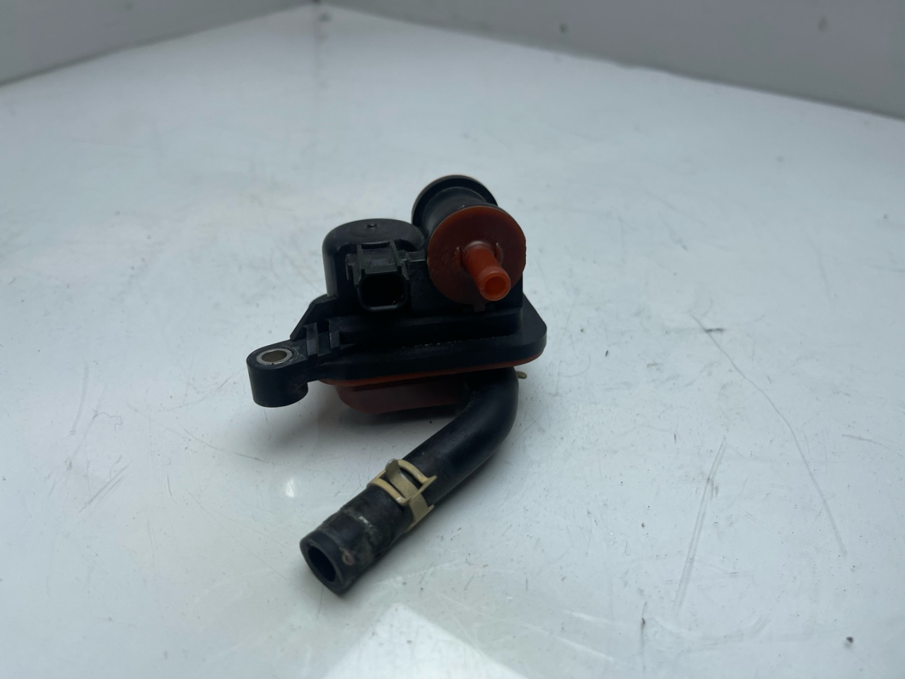 клапан вентиляции топливного бака Acura RDX 3 поколение 2020, 2.0 л., бензин, АКПП, черный, внедорожник 5 дв., полный привод, HV136200-7520, 36162-5AY-H01 - фото №1