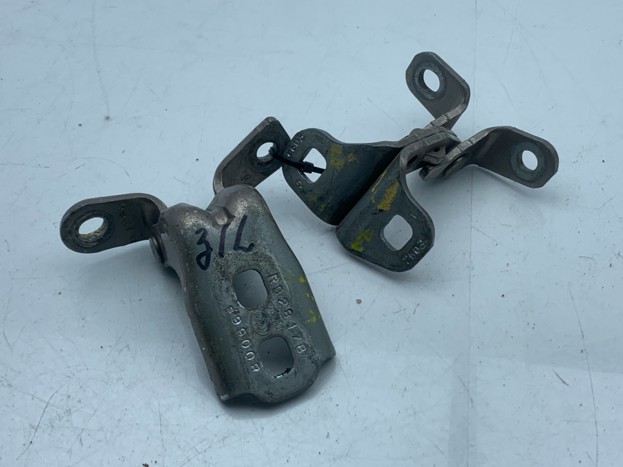 петля двери GMC Terrain 2 поколение 2018, 2.0 л., бензин, АКПП, внедорожник 5 дв. - фото №1