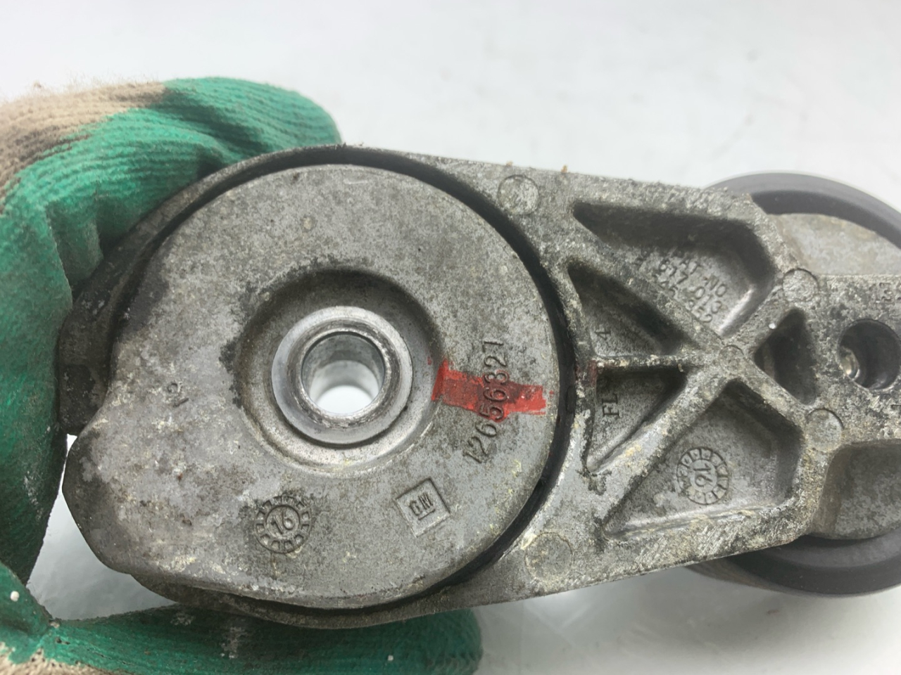 натяжитель Chevrolet Equinox 3 поколение 2018, 1.5 л., бензин, АКПП, черный, внедорожник 5 дв., полный привод, 12656327 - фото №1