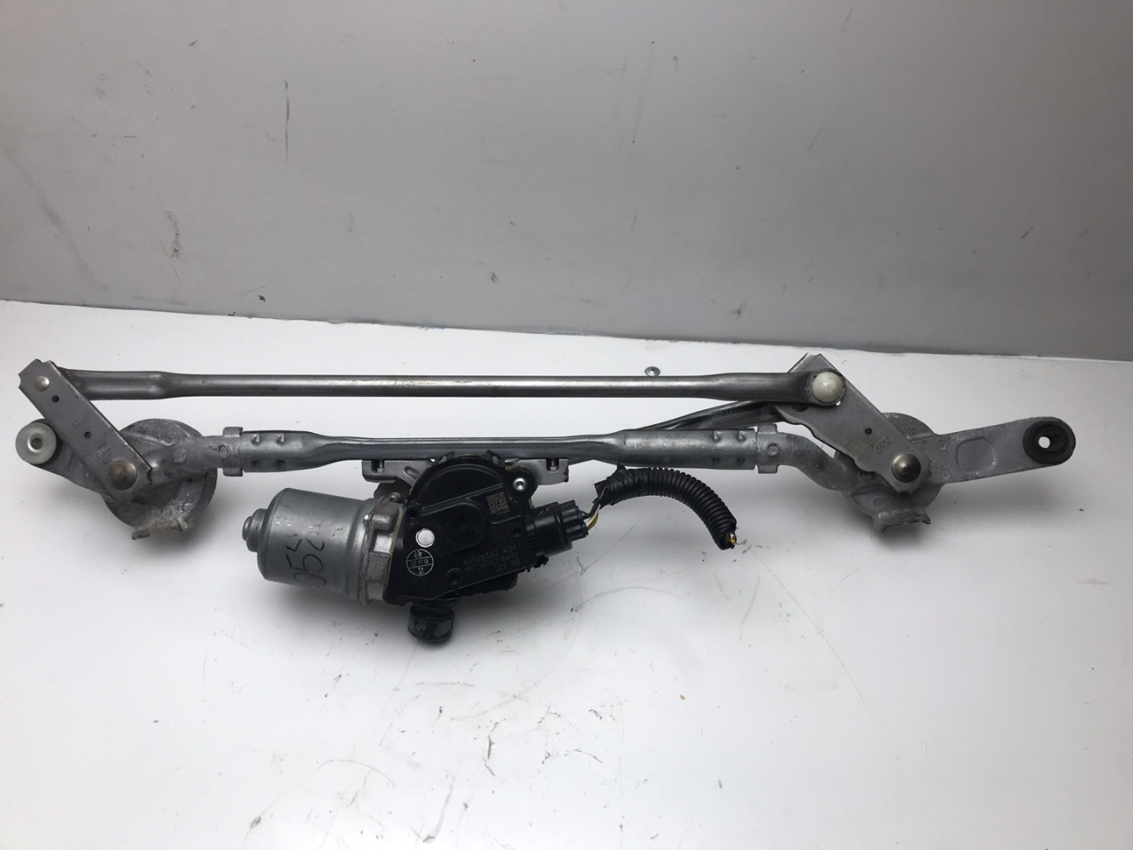 моторчик передних стеклоочистителей (дворников) Chevrolet Equinox 3 поколение 2019, 1.5 л., бензин, АКПП, белый, внедорожник 5 дв., передний привод, 84568360 - фото №1