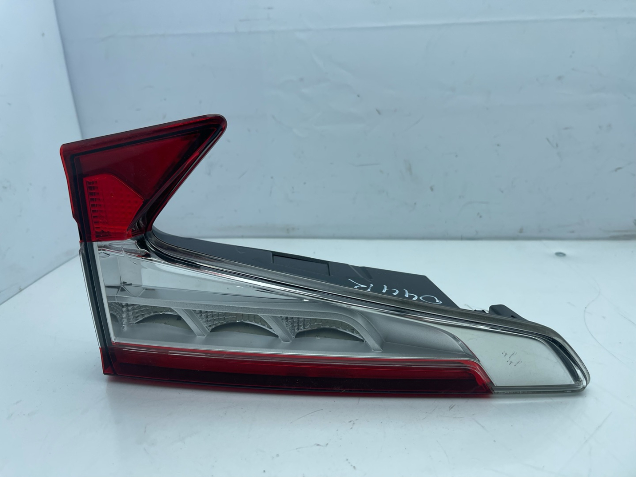 фонарь крышки багажника правый Acura RDX 3 поколение 2019, 2.0 л., бензин, АКПП, белый, внедорожник 5 дв., полный привод - фото №1