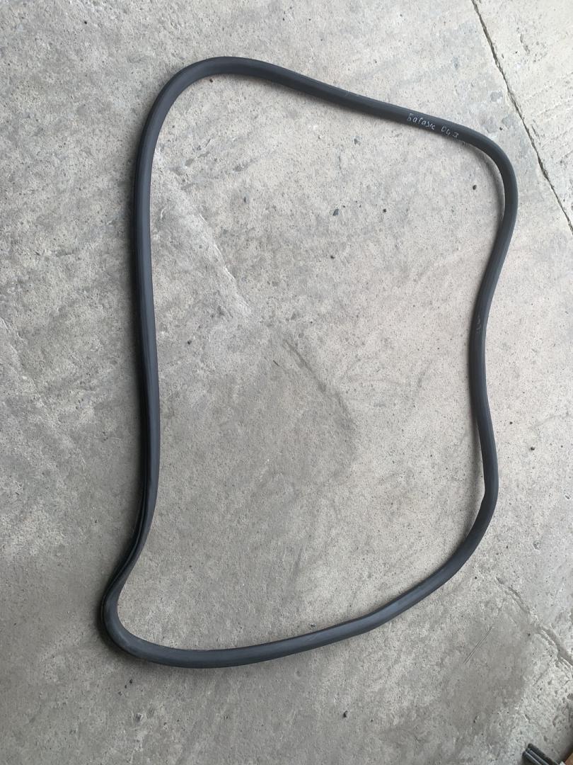 уплотнитель двери Chevrolet Equinox 3 поколение 2018, 1.5 л., бензин, АКПП, черный, внедорожник 5 дв., полный привод - фото №1