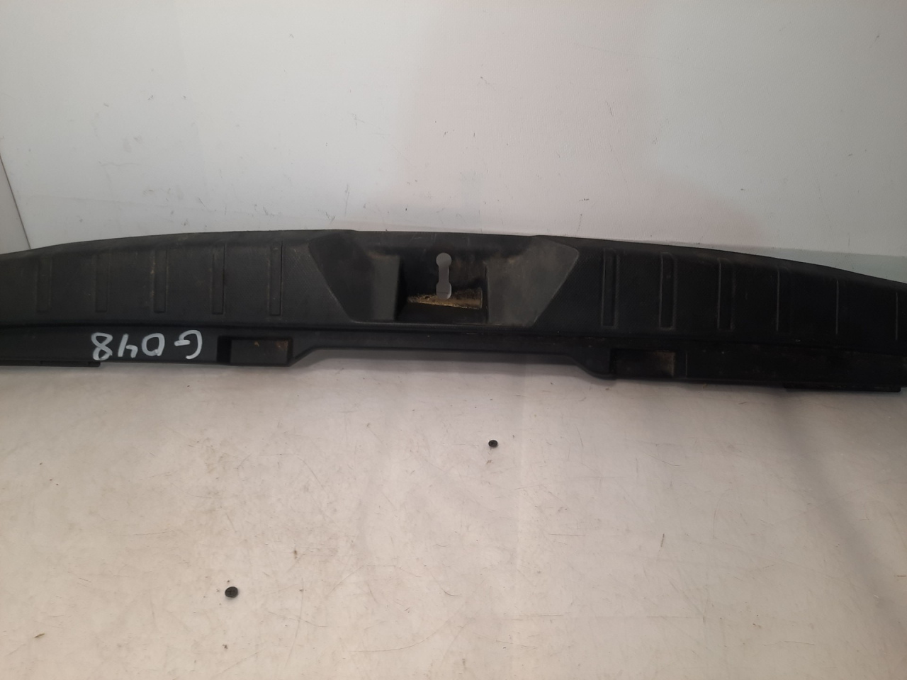 накладка внутренняя на заднюю панель кузова Subaru Outback 6 поколение 2020, 2.4 л., бензин, АКПП, серый, внедорожник 5 дв., полный привод, 95073AN00A, 95073AN00AVH - фото №1