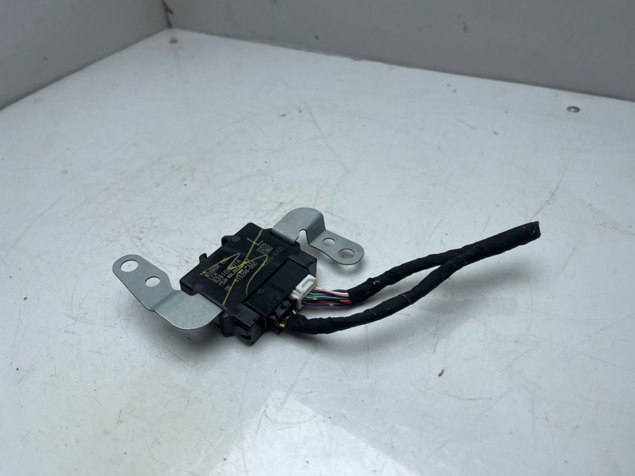 блок управления зеркалами Subaru Outback 6 поколение 2021, 2.4 л., бензин, АКПП, синий, внедорожник 5 дв., полный привод, 63810AN01A - фото №1