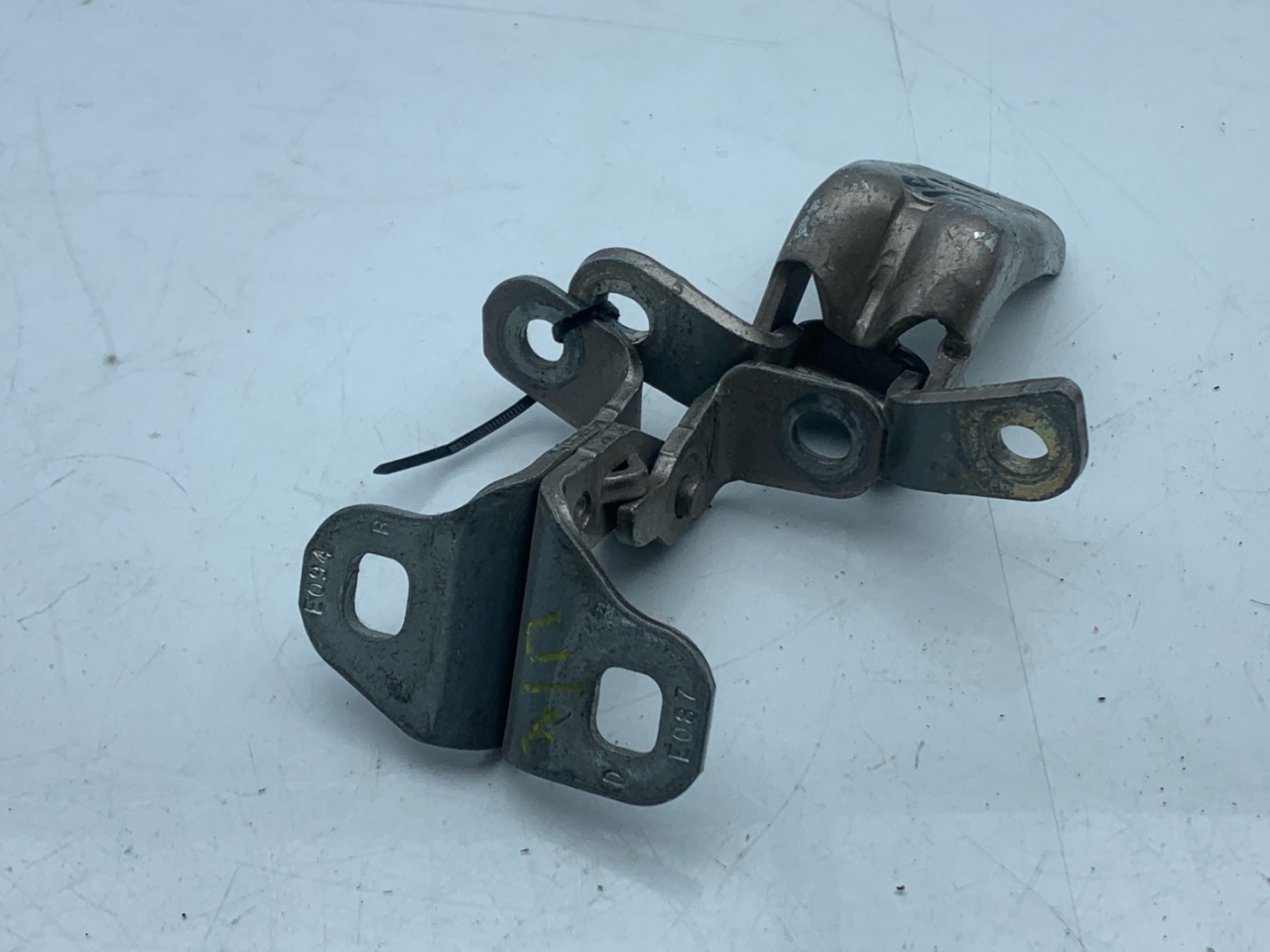 петля двери GMC Terrain 2 поколение 2018, 2.0 л., бензин, АКПП, внедорожник 5 дв. - фото №1