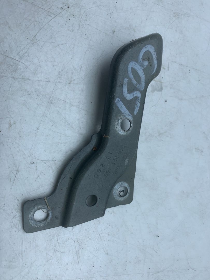 крепление ( кронштейн ) крыла Volkswagen Atlas 2018, 2.0 л., бензин, АКПП, черный, внедорожник 5 дв., передний привод, 3CN821183 - фото №1