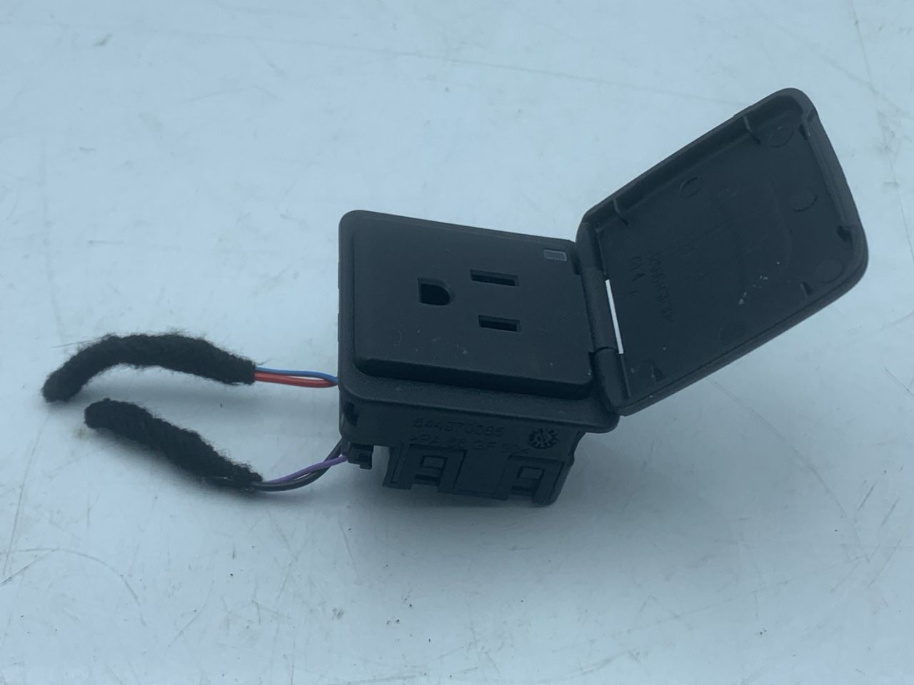 розетка Chevrolet Equinox 3 поколение 2019, 2.0 л., бензин, АКПП, черный, внедорожник 5 дв., полный привод, 23251092 - фото №1