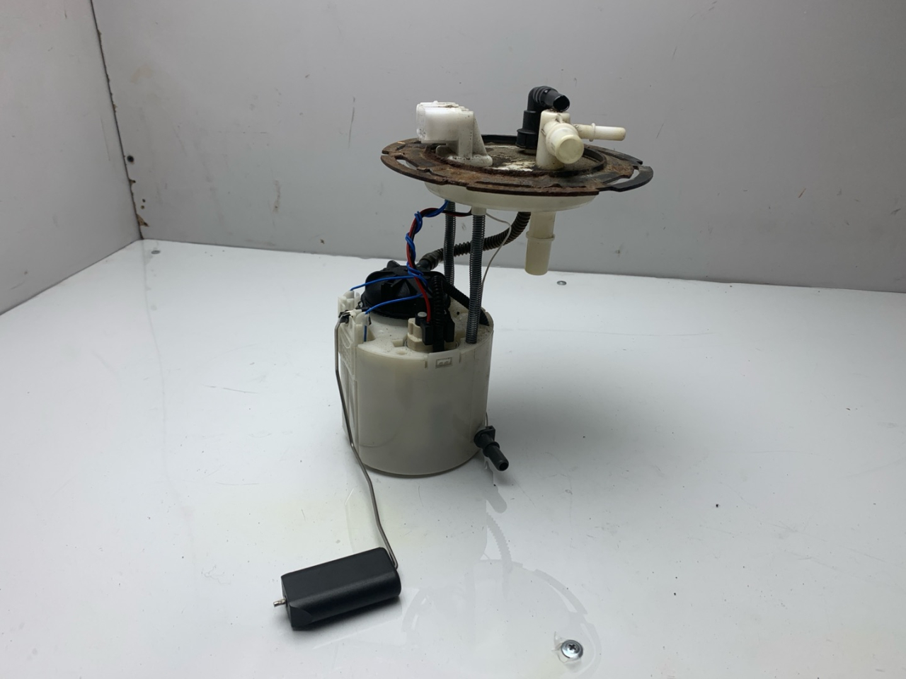 насос топливный Chevrolet Equinox 3 поколение 2018, 1.5 л., бензин, АКПП, черный, внедорожник 5 дв., полный привод, 84153105 - фото №1