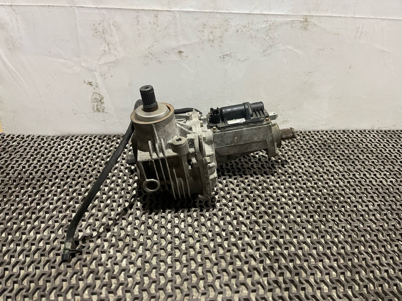 раздаточная коробка Chevrolet Equinox 3 поколение 2019, 1.5 л., бензин, АКПП, серый, внедорожник 5 дв., полный привод, 84429007, 40180934 - фото №1