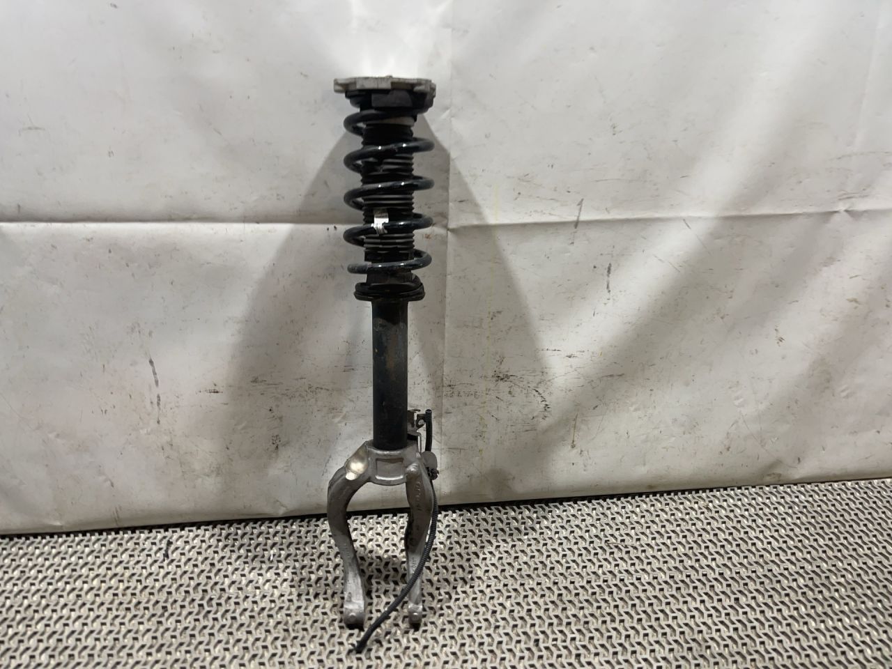 стойка передняя левая Volvo XC60 2 поколение 2023, 2.0 л., бензин, АКПП, белый, внедорожник 5 дв., передний привод, 32213633 - фото №1