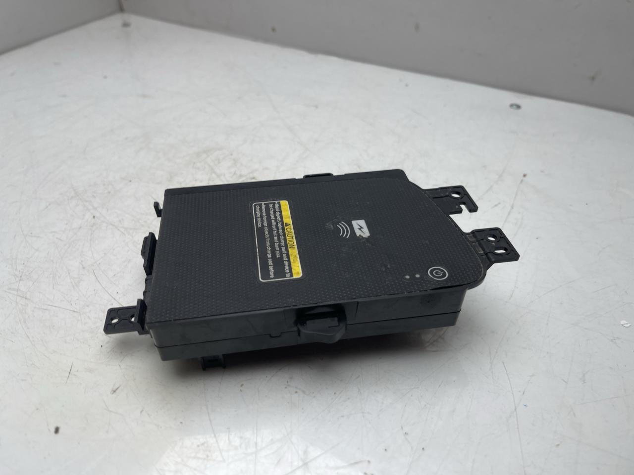 Беспроводное зарядное устройство Acura TLX 3-е поколение 2021, 2.0 л., бензин, АКПП, серый, передний привод, 39570-TGV-A012-M1 - фото №1