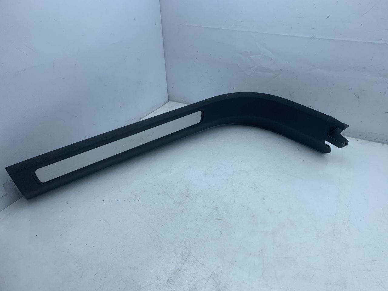 накладка на порог Volvo XC60 2 поколение 2023, 2.0 л., бензин, АКПП, белый, внедорожник 5 дв., передний привод, 3144801 - фото №1