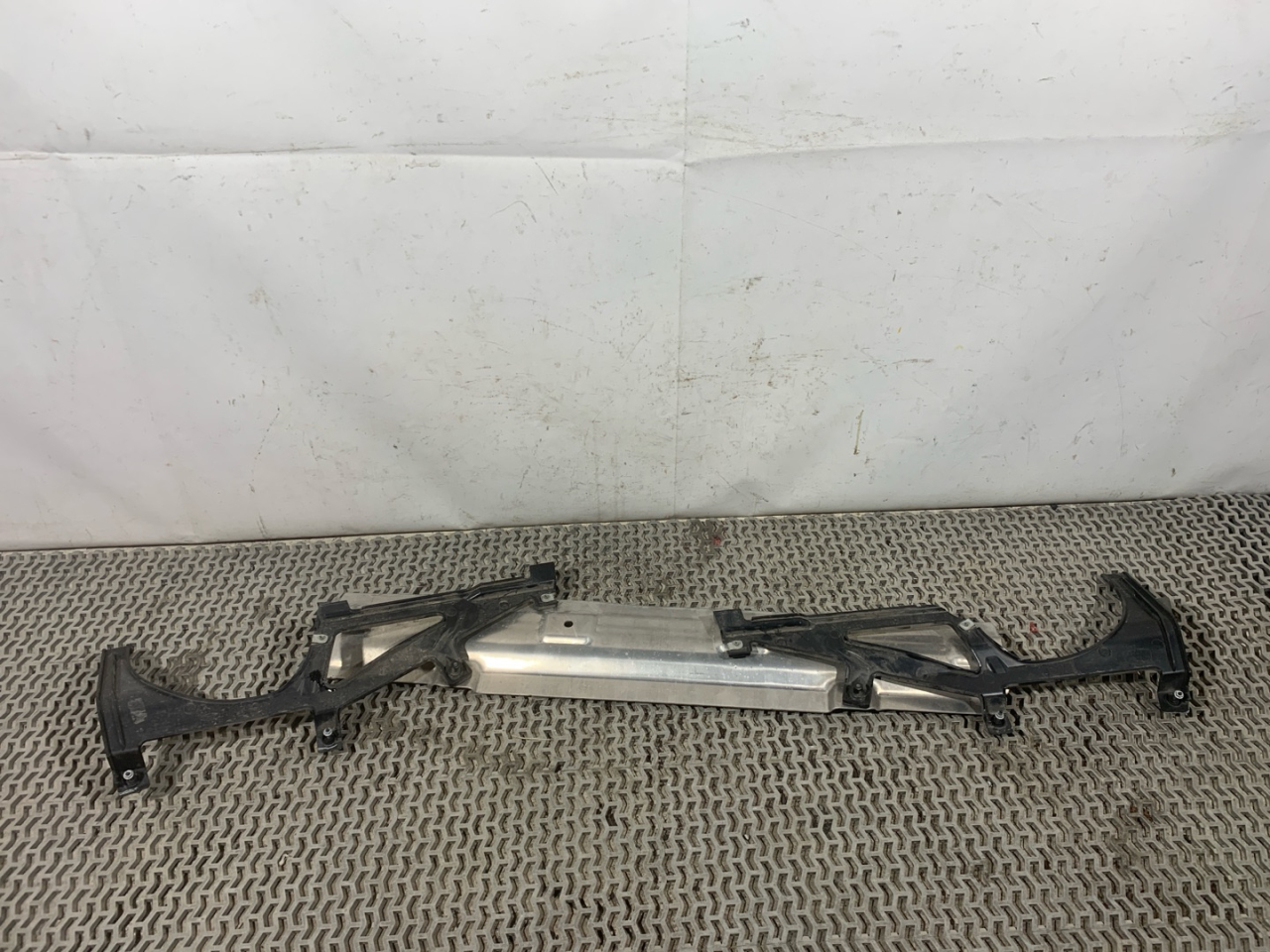 Крепление бампера заднего Ford Bronco Sport 1 поколение 2021, 1.5 л., бензин, АКПП, серебряный, внедорожник 5 дв., полный подключаемый привод, M1PBA11434AB - фото №1