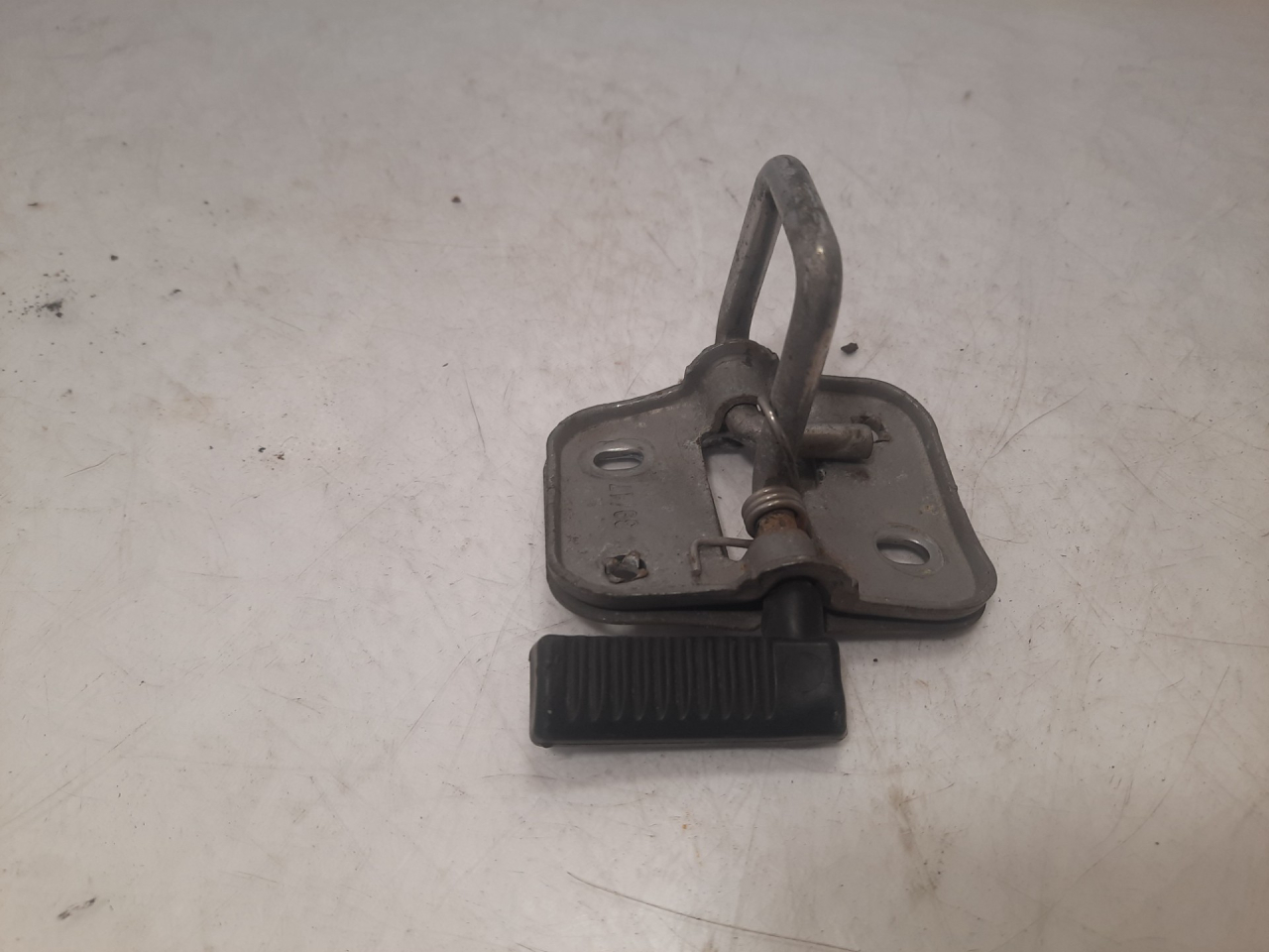 замок капота Volkswagen Atlas 2018, 2.0 л., бензин, АКПП, черный, внедорожник 5 дв., передний привод - фото №1