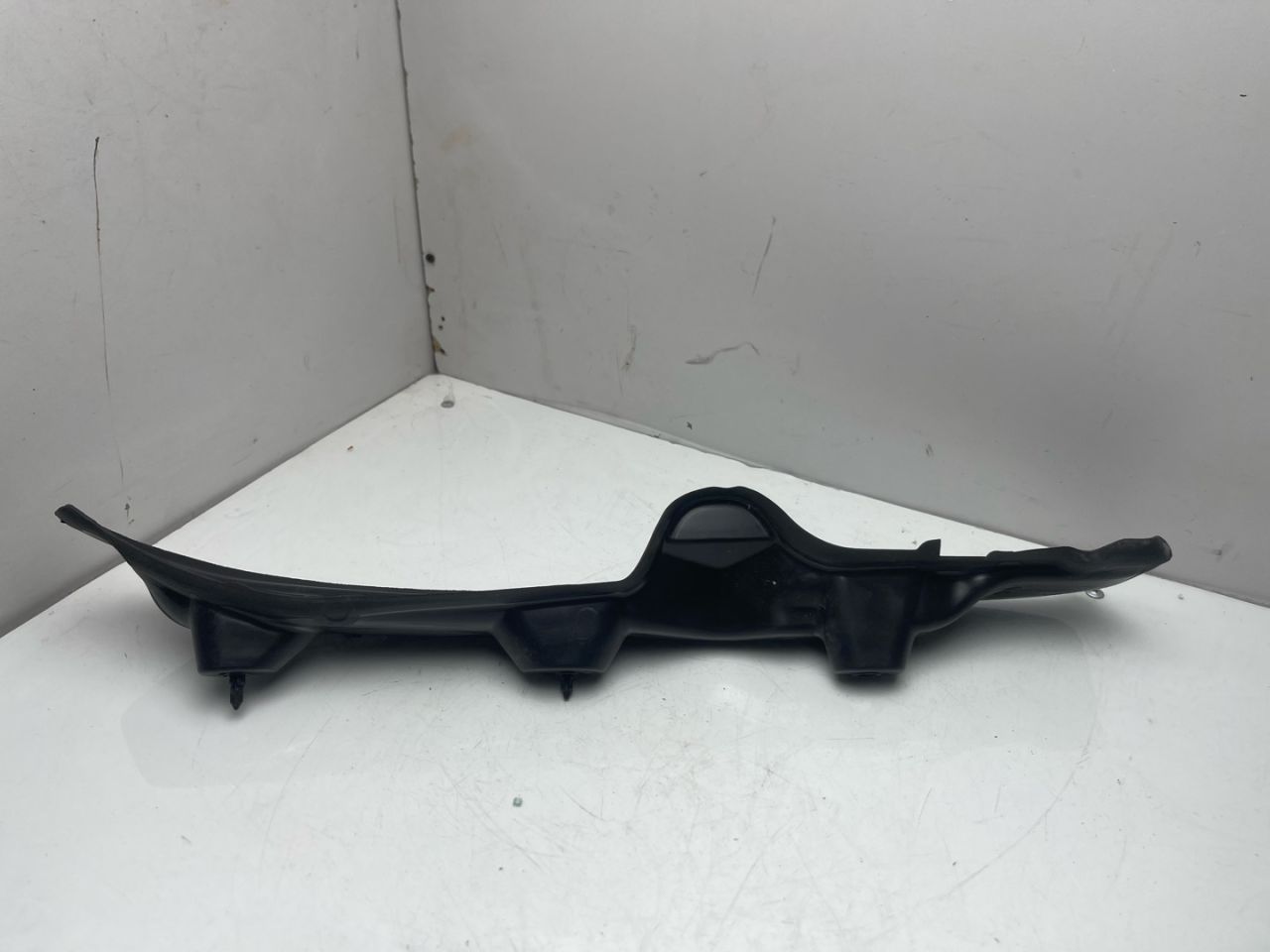 пыльник переднего крыла Volvo XC60 2 поколение 2023, 2.0 л., бензин, АКПП, белый, внедорожник 5 дв., передний привод, 32338467 - фото №1