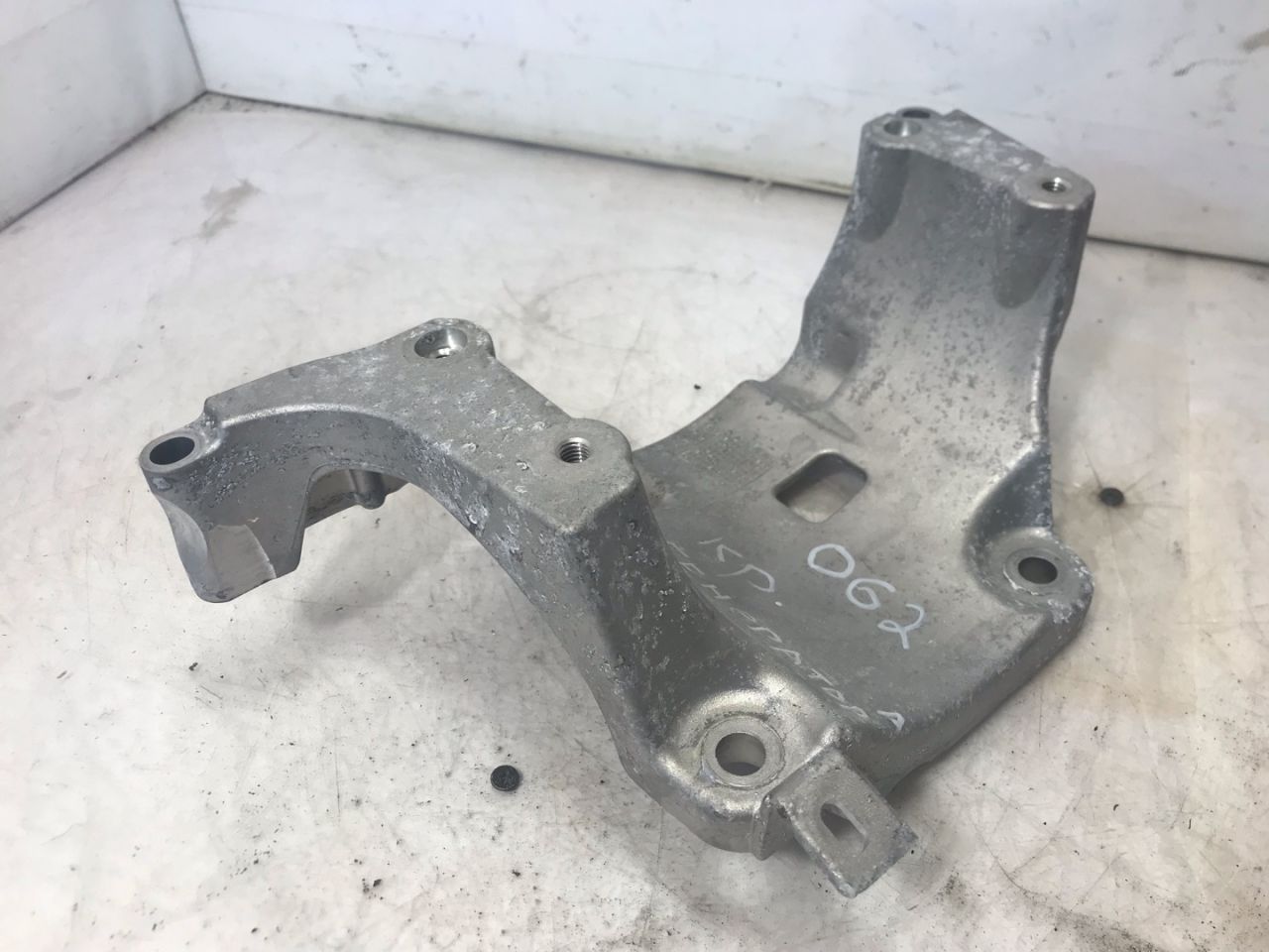 кронштейн генератора Volvo XC60 2 поколение 2023, 2.0 л., бензин, АКПП, белый, внедорожник 5 дв., передний привод - фото №1